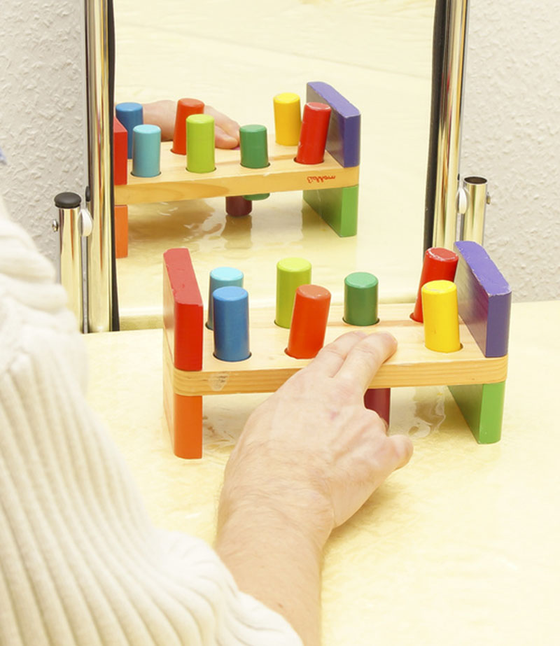 Kind in der Spiegeltherapie
